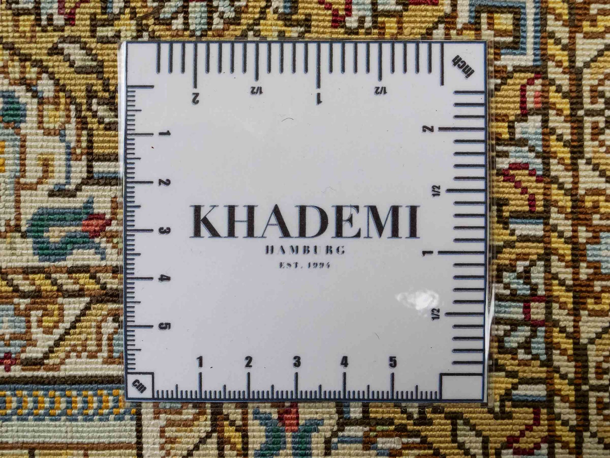Sehr feiner, handgeknüpfter Khademi Orientteppich mit Ghom Design aus reiner Seide, gold, beige, blau. 93x63 cm. Vertrieb durch Jupiter Intl.