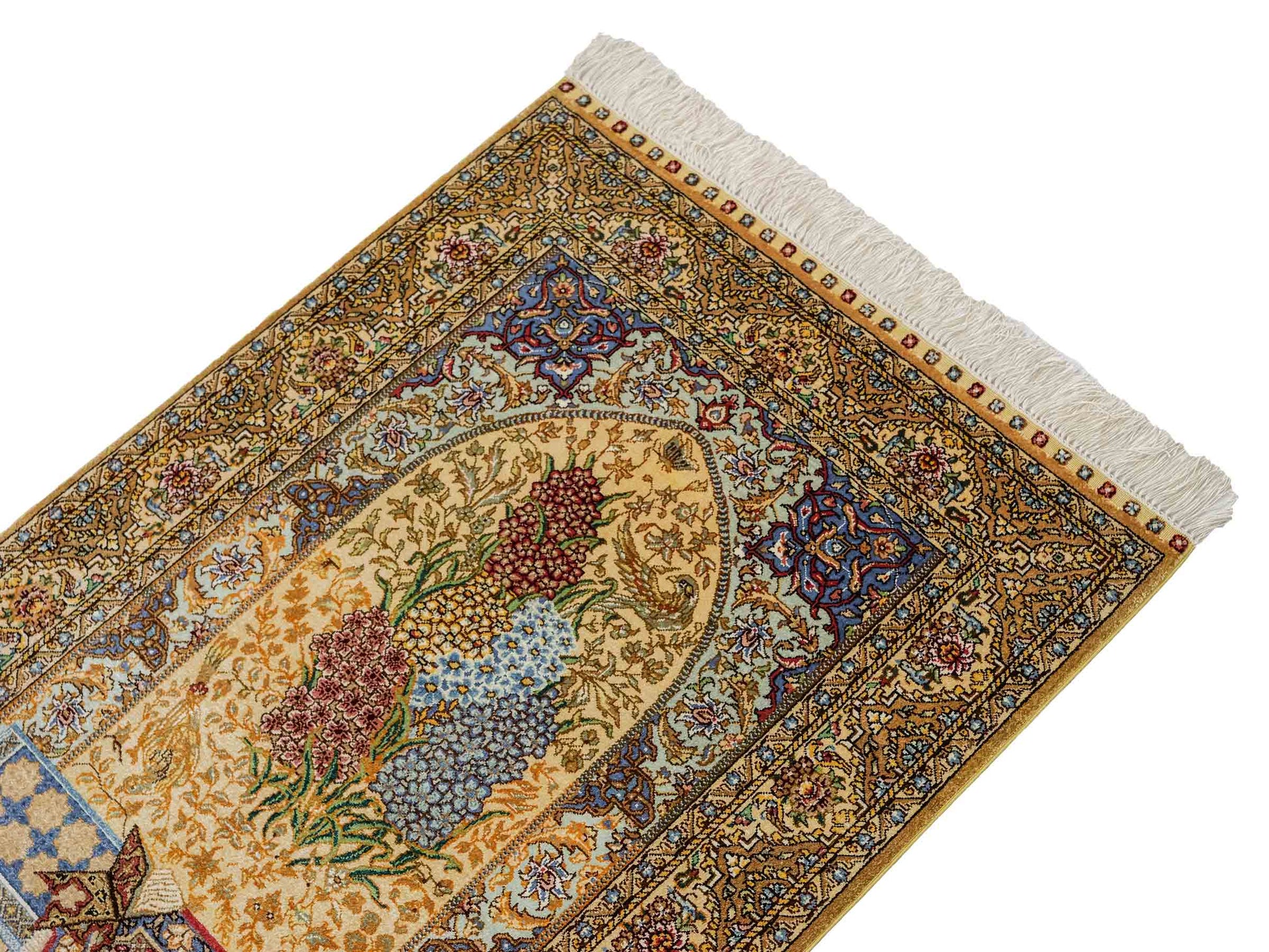Sehr feiner, handgeknüpfter Khademi Orientteppich mit Ghom Design aus reiner Seide, gold, beige, blau. 93x63 cm. Vertrieb durch Jupiter Intl.