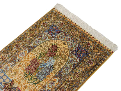 Sehr feiner, handgeknüpfter Khademi Orientteppich mit Ghom Design aus reiner Seide, gold, beige, blau. 93x63 cm. Vertrieb durch Jupiter Intl.