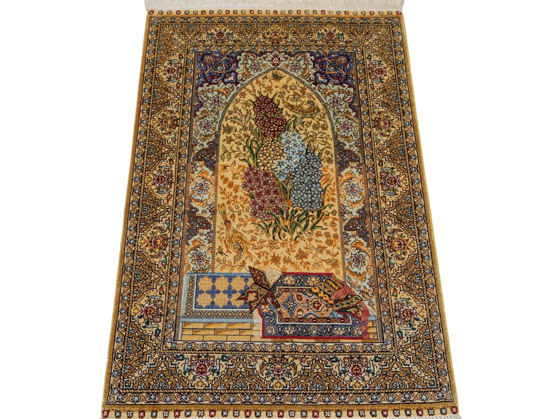 Sehr feiner, handgeknüpfter Khademi Orientteppich mit Ghom Design aus reiner Seide, gold, beige, blau. 93x63 cm. Vertrieb durch Jupiter Intl.
