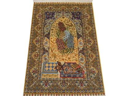 Sehr feiner, handgeknüpfter Khademi Orientteppich mit Ghom Design aus reiner Seide, gold, beige, blau. 93x63 cm. Vertrieb durch Jupiter Intl.