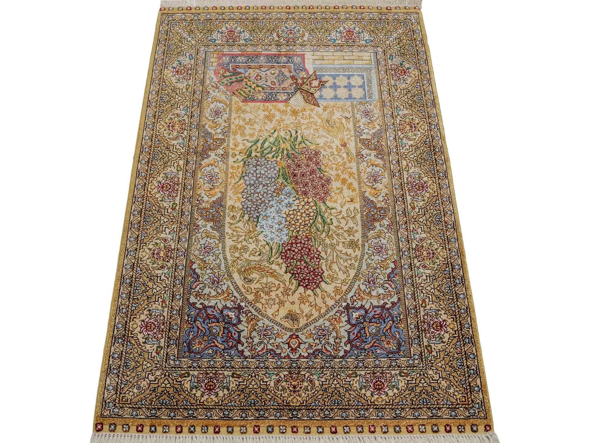 Sehr feiner, handgeknüpfter Khademi Orientteppich mit Ghom Design aus reiner Seide, gold, beige, blau. 93x63 cm. Vertrieb durch Jupiter Intl.