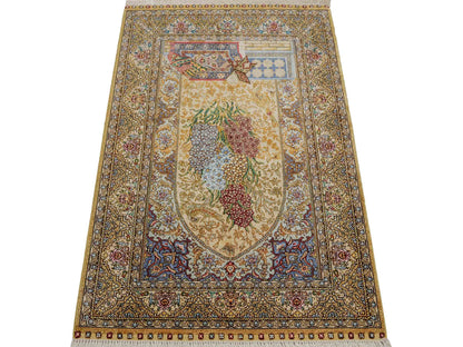 Sehr feiner, handgeknüpfter Khademi Orientteppich mit Ghom Design aus reiner Seide, gold, beige, blau. 93x63 cm. Vertrieb durch Jupiter Intl.