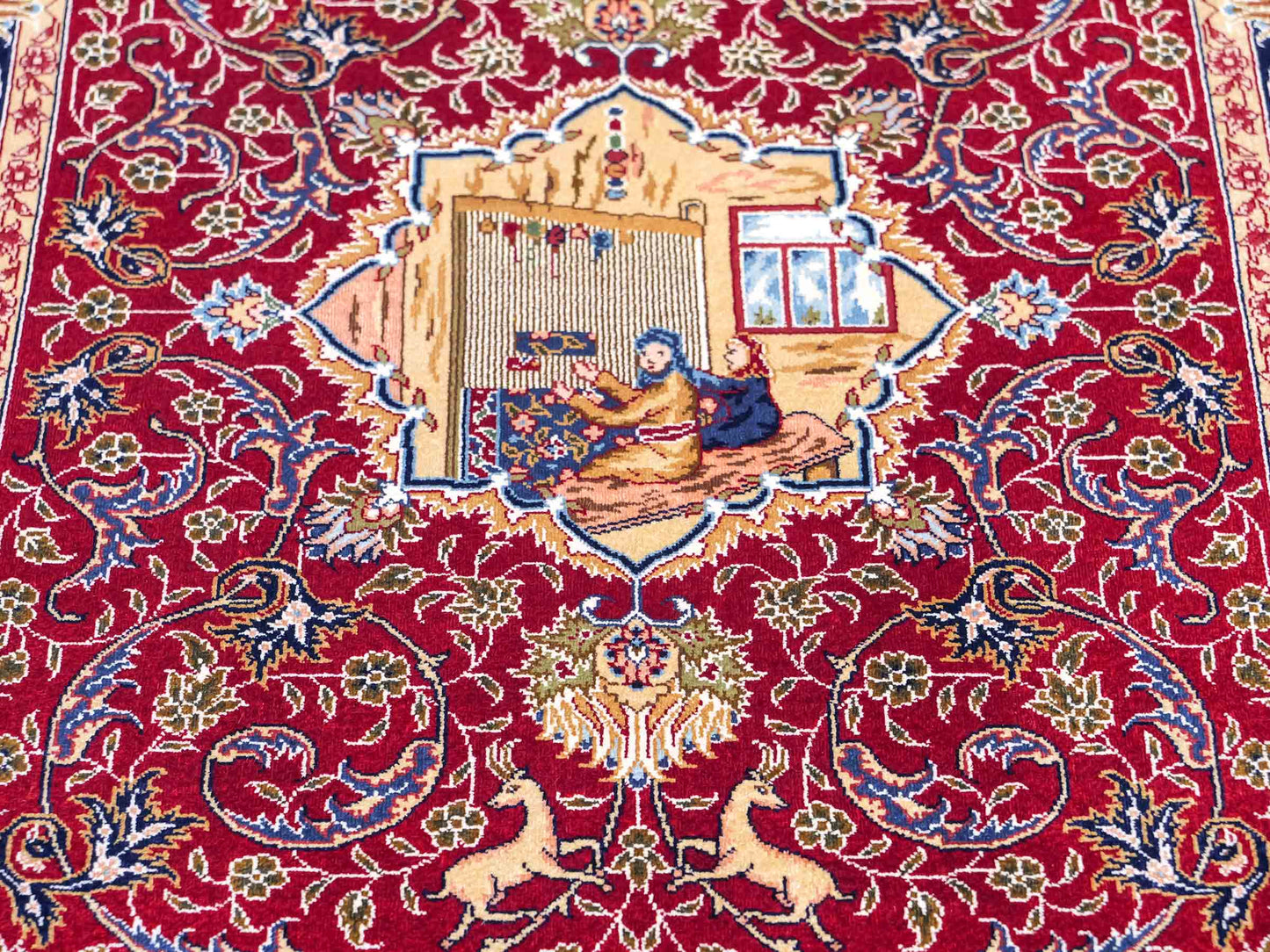 Sehr feiner, handgeknüpfter Khademi Orientteppich mit Ghom Design aus reiner Seide, rot, blau. 93x63 cm. Vertrieb durch Jupiter Intl.