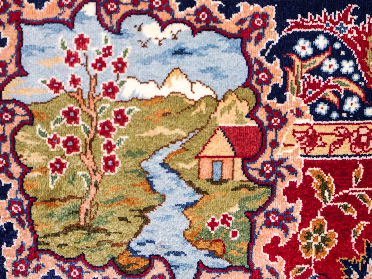 Sehr feiner, handgeknüpfter Khademi Orientteppich mit Ghom Design aus reiner Seide, rot, blau. 93x63 cm. Vertrieb durch Jupiter Intl.