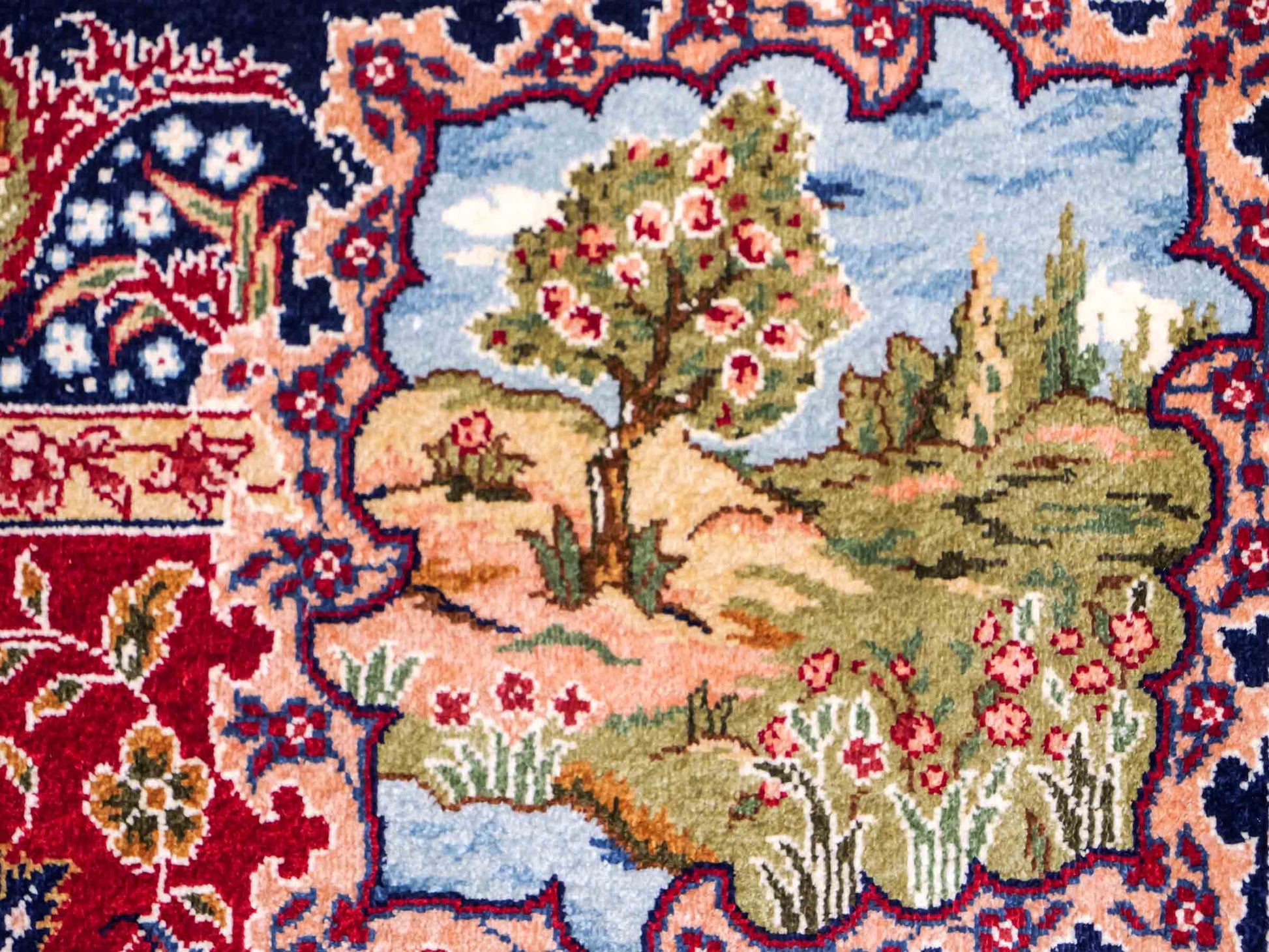 Sehr feiner, handgeknüpfter Khademi Orientteppich mit Ghom Design aus reiner Seide, rot, blau. 93x63 cm. Vertrieb durch Jupiter Intl.