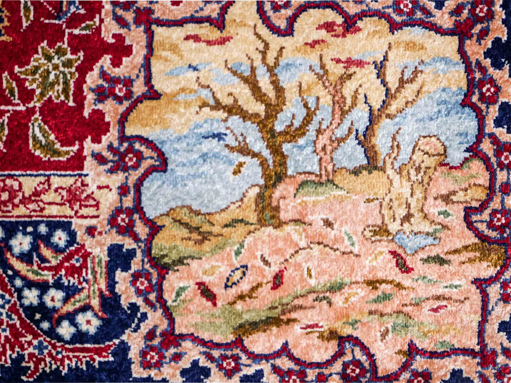 Sehr feiner, handgeknüpfter Khademi Orientteppich mit Ghom Design aus reiner Seide, rot, blau. 93x63 cm. Vertrieb durch Jupiter Intl.