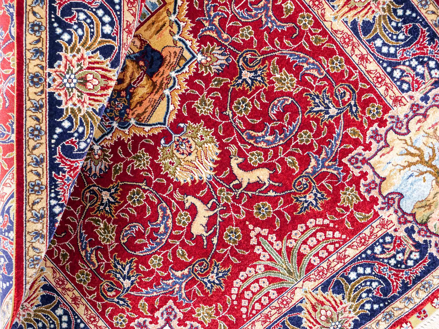 Sehr feiner, handgeknüpfter Khademi Orientteppich mit Ghom Design aus reiner Seide, rot, blau. 93x63 cm. Vertrieb durch Jupiter Intl.