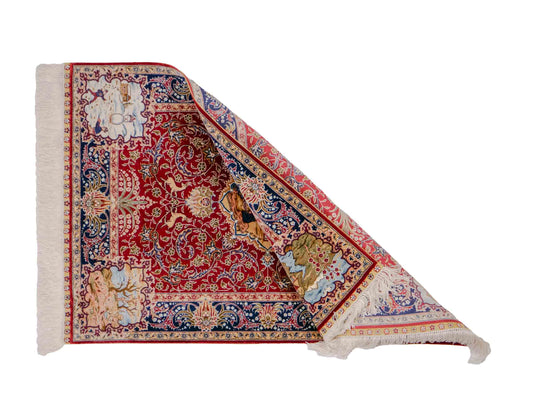 Sehr feiner, handgeknüpfter Khademi Orientteppich mit Ghom Design aus reiner Seide, rot, blau. 93x63 cm. Vertrieb durch Jupiter Intl.