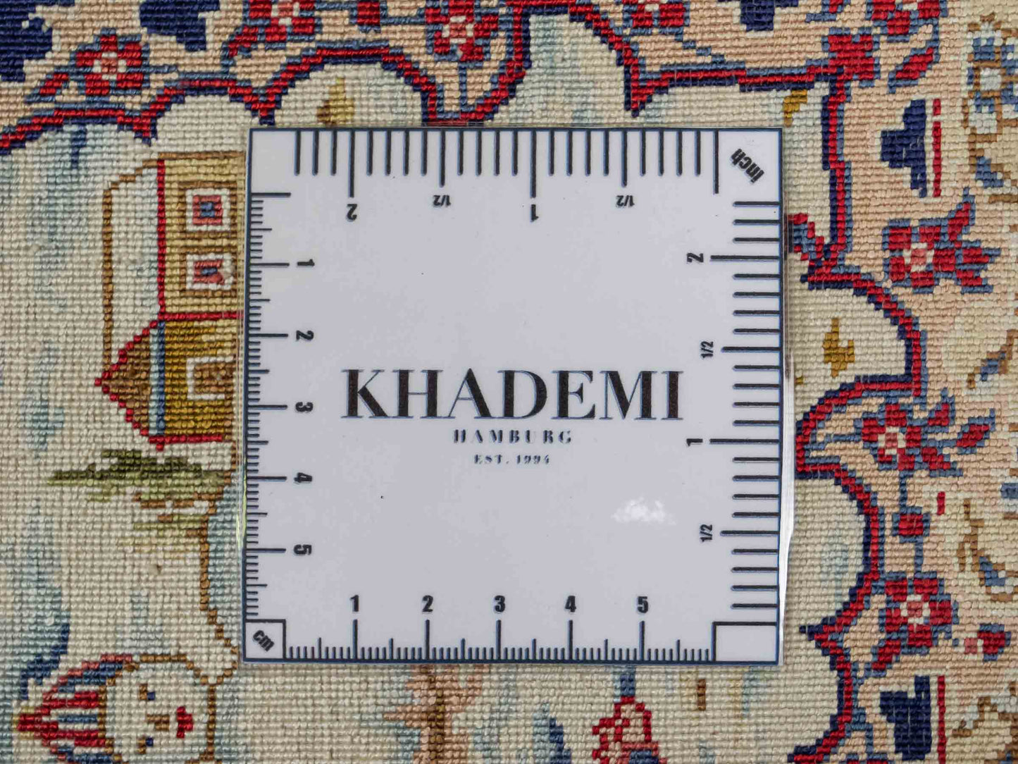 Sehr feiner, handgeknüpfter Khademi Orientteppich mit Ghom Design aus reiner Seide, rot, blau. 93x63 cm. Vertrieb durch Jupiter Intl.