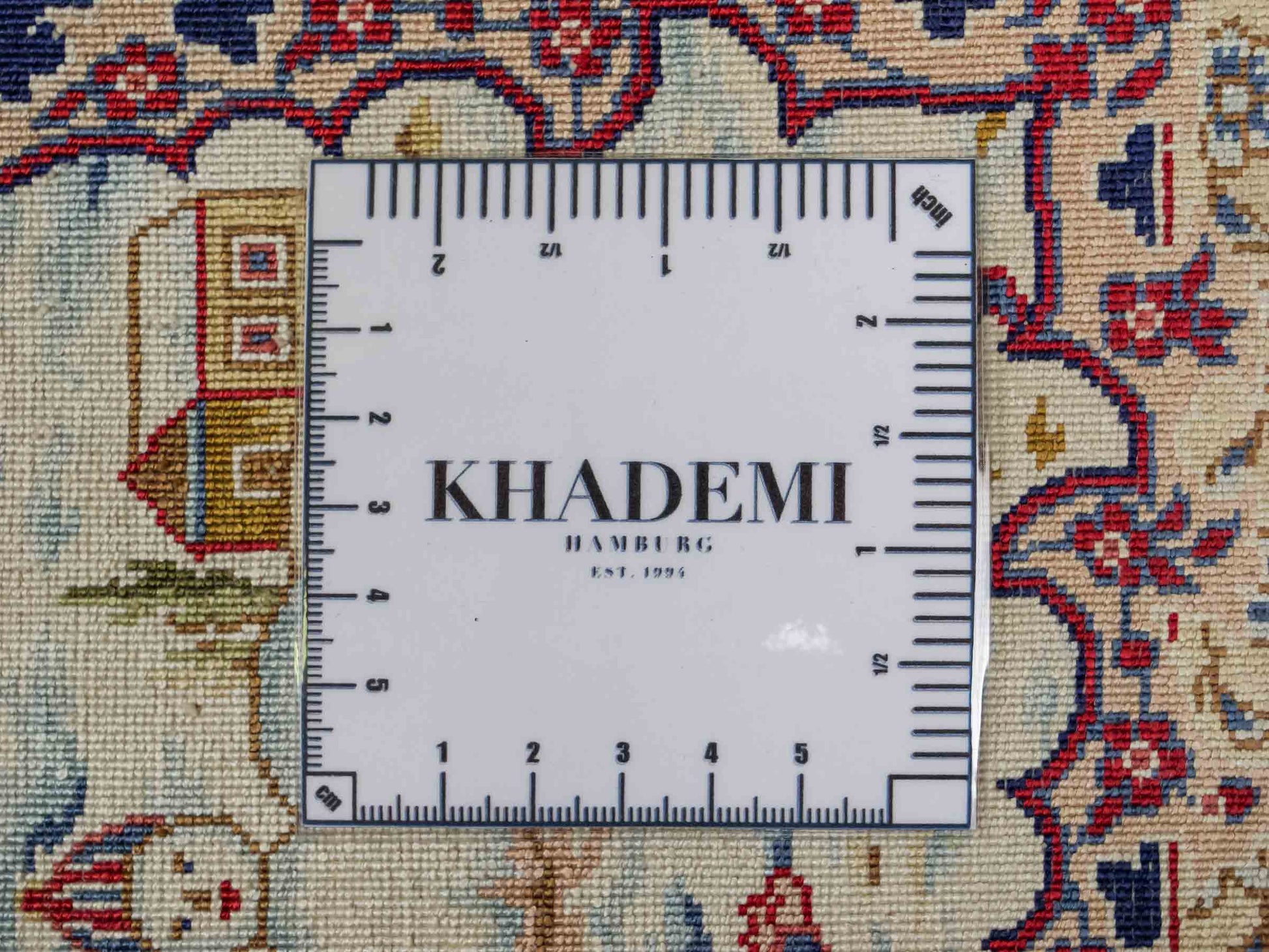 Sehr feiner, handgeknüpfter Khademi Orientteppich mit Ghom Design aus reiner Seide, rot, blau. 93x63 cm. Vertrieb durch Jupiter Intl.