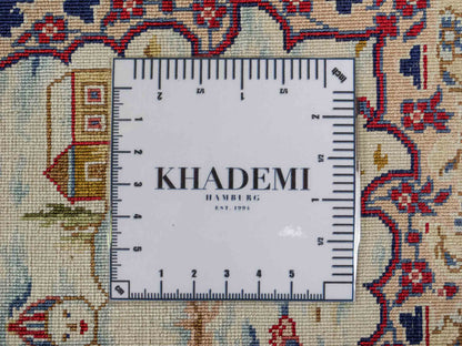 Sehr feiner, handgeknüpfter Khademi Orientteppich mit Ghom Design aus reiner Seide, rot, blau. 93x63 cm. Vertrieb durch Jupiter Intl.