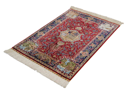 Sehr feiner, handgeknüpfter Khademi Orientteppich mit Ghom Design aus reiner Seide, rot, blau. 93x63 cm. Vertrieb durch Jupiter Intl.