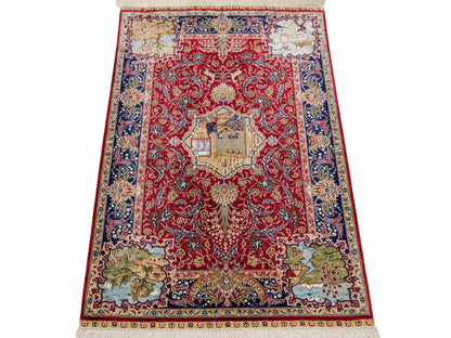 Sehr feiner, handgeknüpfter Khademi Orientteppich mit Ghom Design aus reiner Seide, rot, blau. 93x63 cm. Vertrieb durch Jupiter Intl.