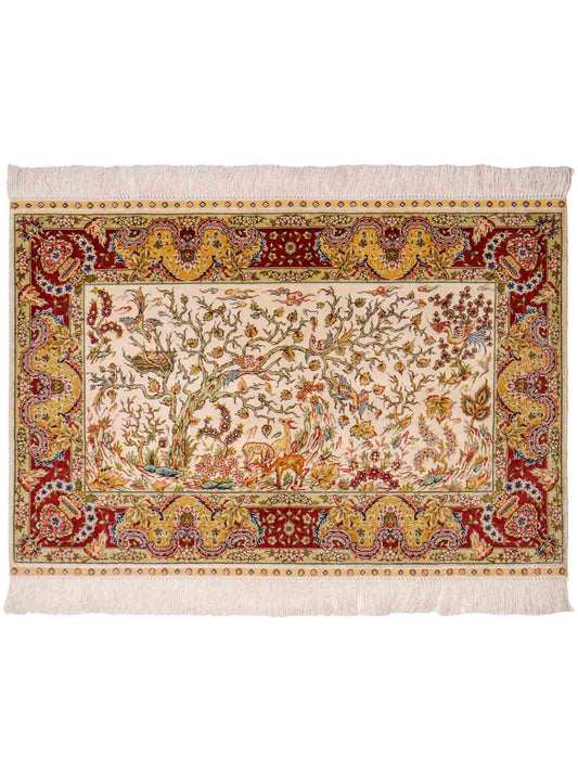 Sehr feiner, handgeknüpfter Khademi Orientteppich mit Ghom Design aus reiner Seide, gold, creme, weiß, rot, beige. 94x62 cm. Vertrieb durch Jupiter Intl.