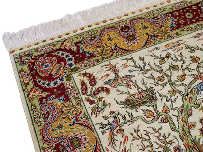 Sehr feiner, handgeknüpfter Khademi Orientteppich mit Ghom Design aus reiner Seide, gold, creme, weiß, rot, beige. 94x62 cm. Vertrieb durch Jupiter Intl.