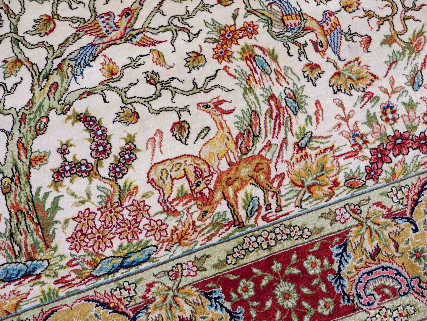 Sehr feiner, handgeknüpfter Khademi Orientteppich mit Ghom Design aus reiner Seide, gold, creme, weiß, rot, beige. 94x62 cm. Vertrieb durch Jupiter Intl.
