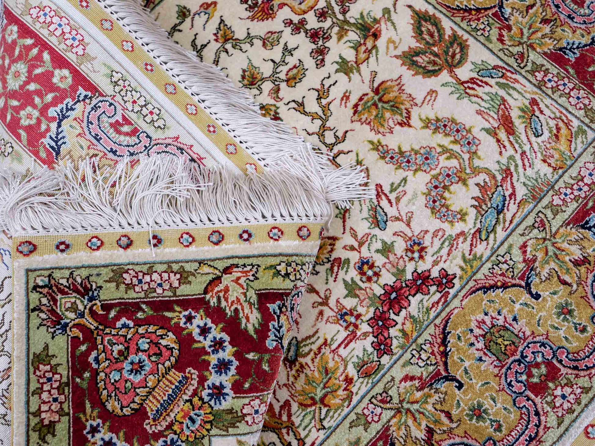 Sehr feiner, handgeknüpfter Khademi Orientteppich mit Ghom Design aus reiner Seide, gold, creme, weiß, rot, beige. 94x62 cm. Vertrieb durch Jupiter Intl.