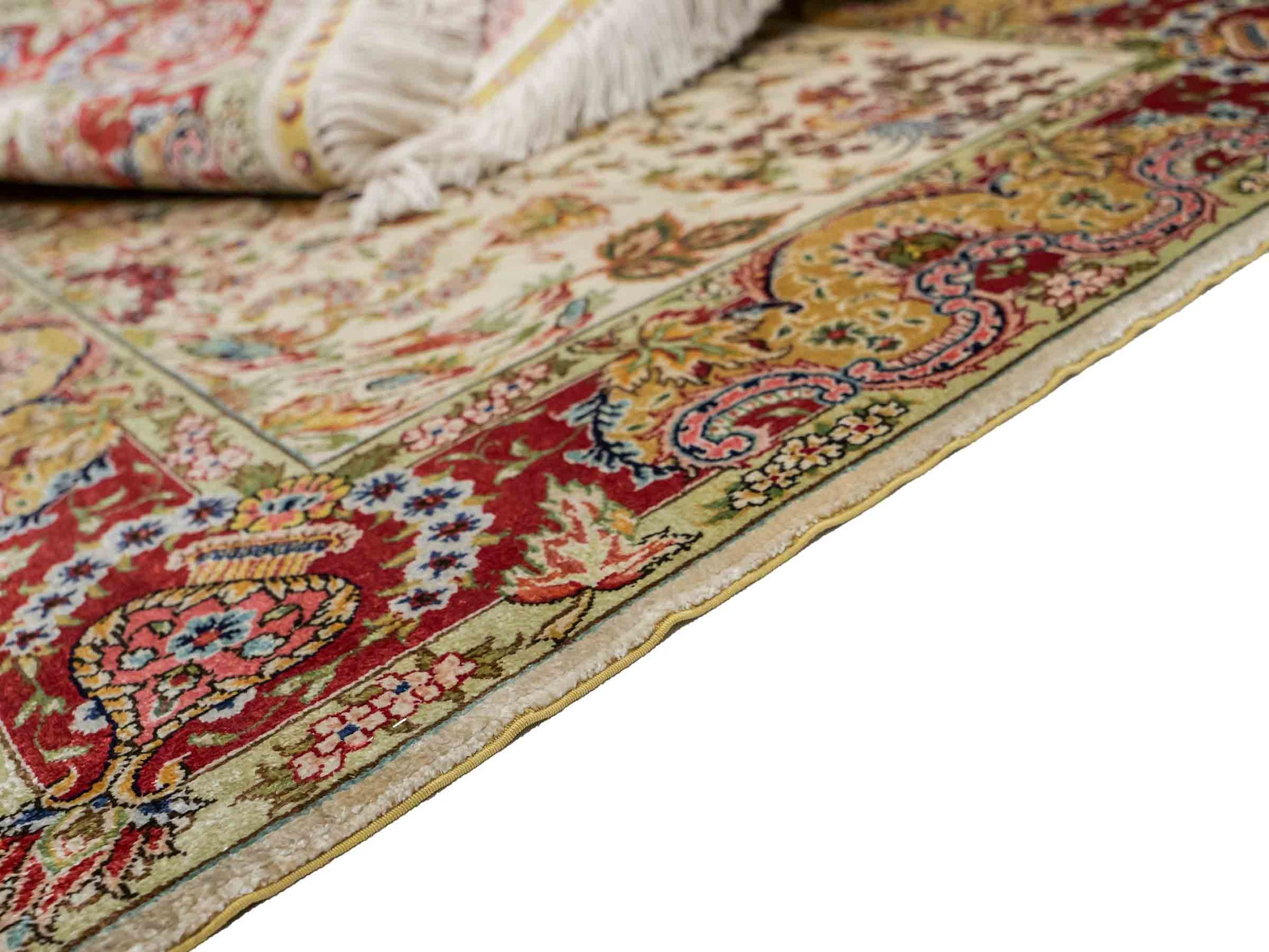 Sehr feiner, handgeknüpfter Khademi Orientteppich mit Ghom Design aus reiner Seide, gold, creme, weiß, rot, beige. 94x62 cm. Vertrieb durch Jupiter Intl.