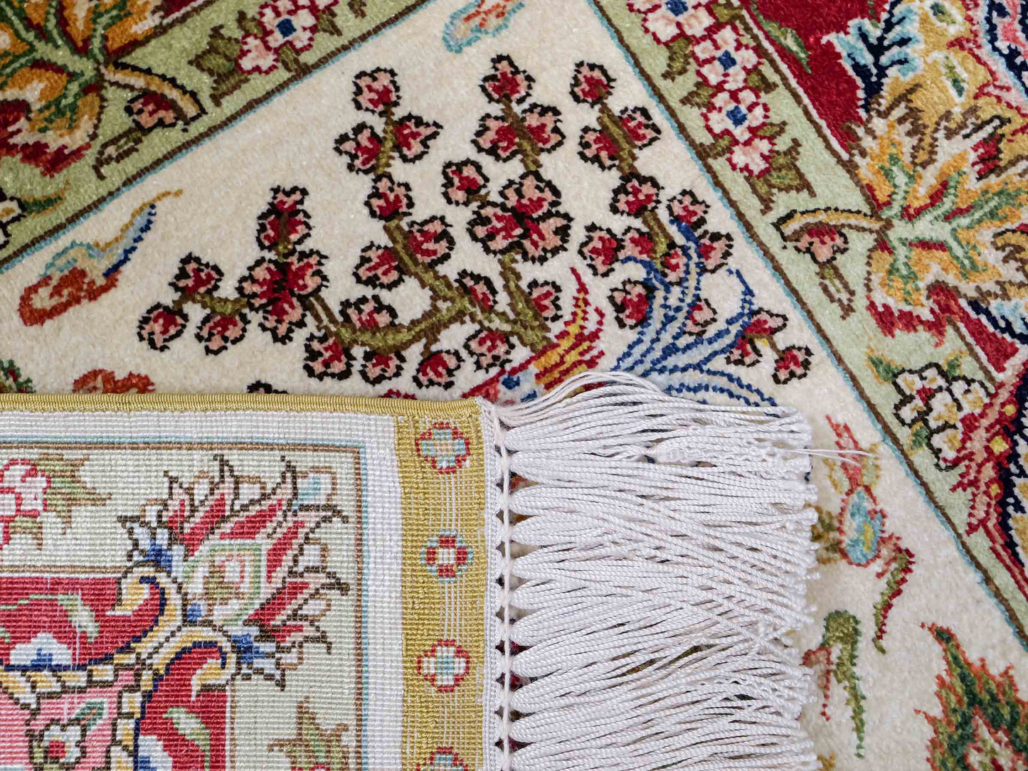 Sehr feiner, handgeknüpfter Khademi Orientteppich mit Ghom Design aus reiner Seide, gold, creme, weiß, rot, beige. 94x62 cm. Vertrieb durch Jupiter Intl.