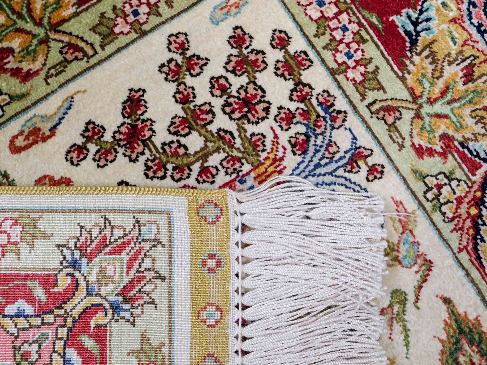 Sehr feiner, handgeknüpfter Khademi Orientteppich mit Ghom Design aus reiner Seide, gold, creme, weiß, rot, beige. 94x62 cm. Vertrieb durch Jupiter Intl.