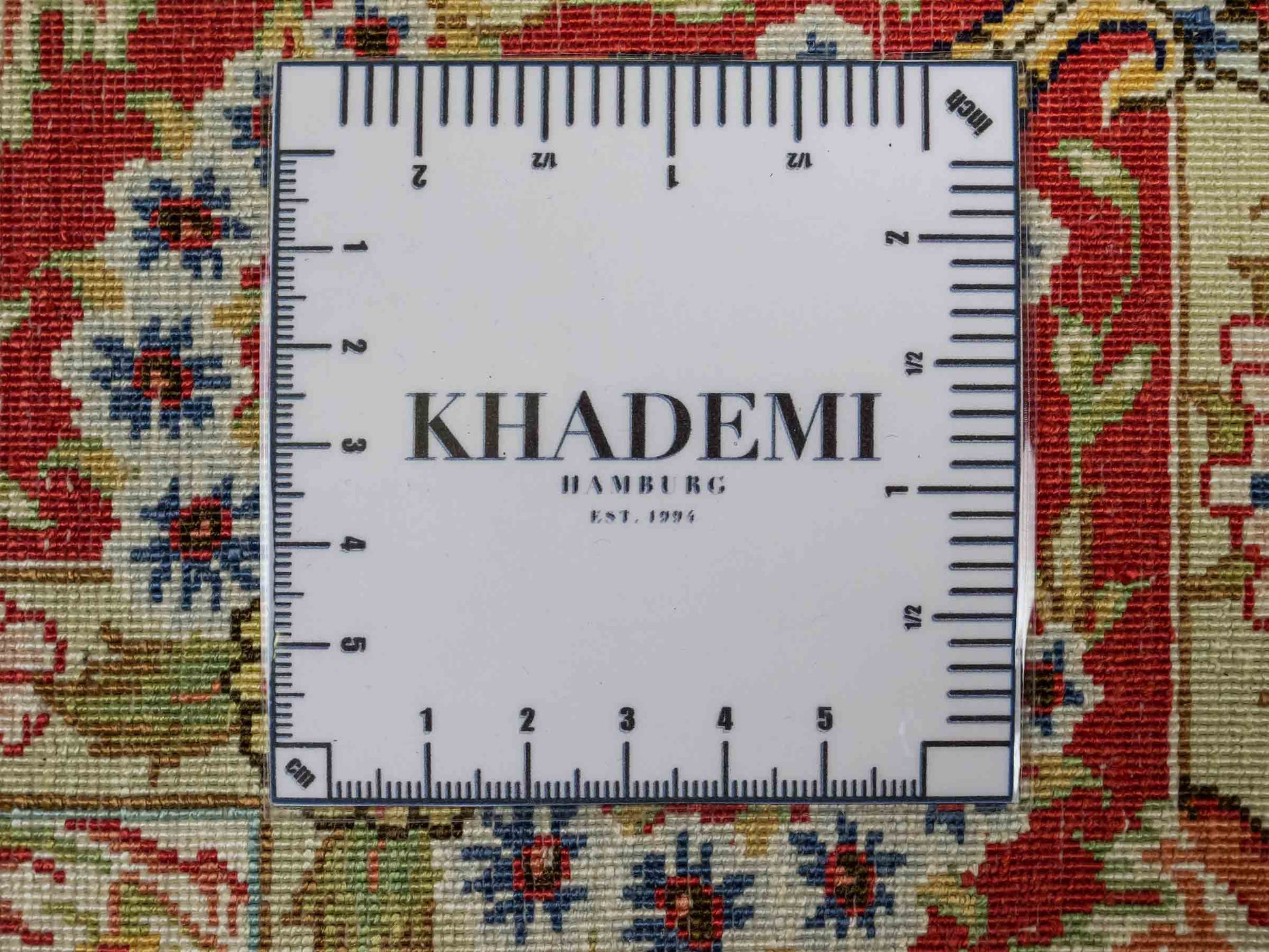 Sehr feiner, handgeknüpfter Khademi Orientteppich mit Ghom Design aus reiner Seide, gold, creme, weiß, rot, beige. 94x62 cm. Vertrieb durch Jupiter Intl.