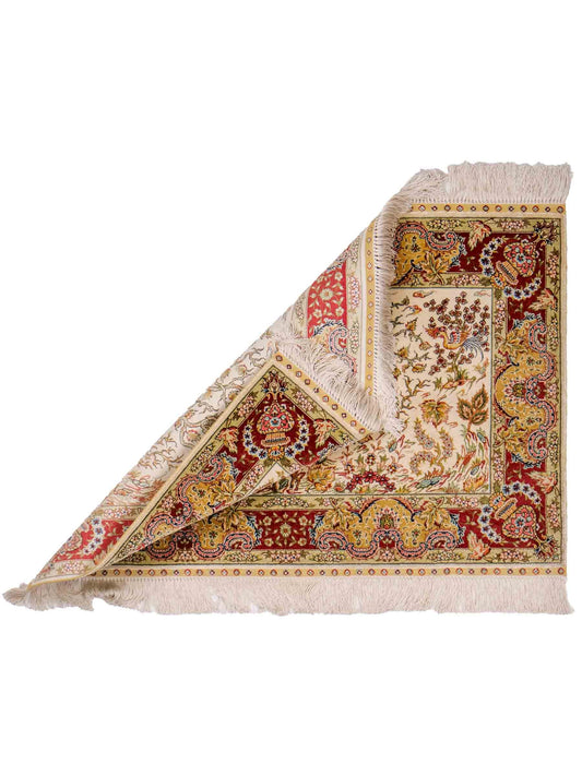 Sehr feiner, handgeknüpfter Khademi Orientteppich mit Ghom Design aus reiner Seide, gold, creme, weiß, rot, beige. 94x62 cm. Vertrieb durch Jupiter Intl.