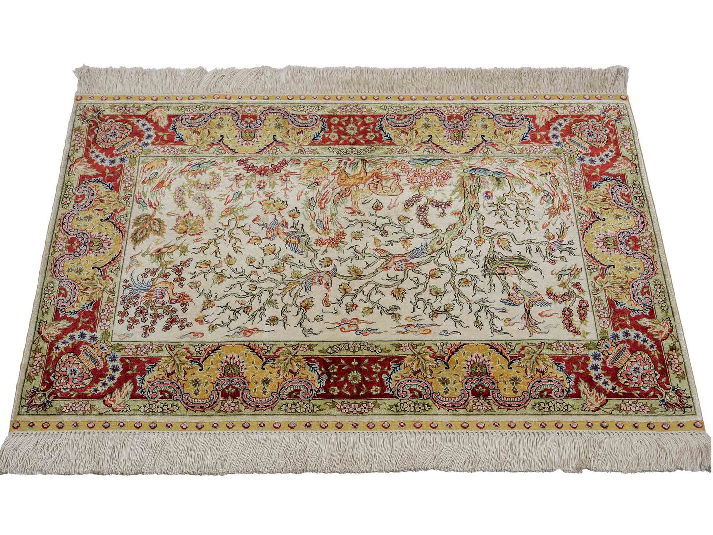 Sehr feiner, handgeknüpfter Khademi Orientteppich mit Ghom Design aus reiner Seide, gold, creme, weiß, rot, beige. 94x62 cm. Vertrieb durch Jupiter Intl.