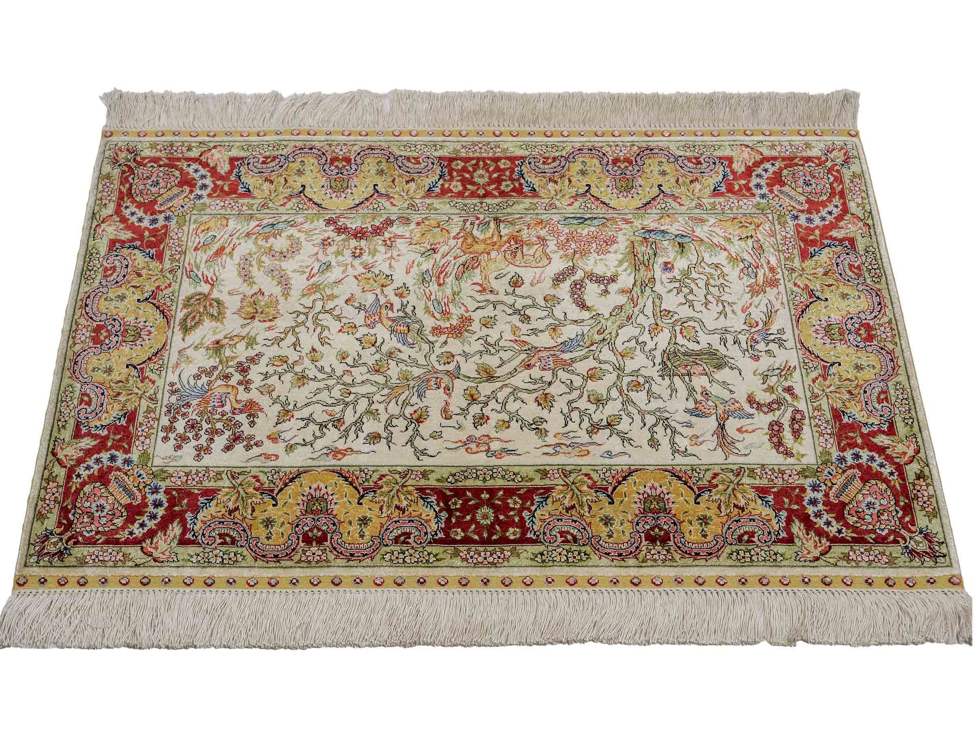 Sehr feiner, handgeknüpfter Khademi Orientteppich mit Ghom Design aus reiner Seide, gold, creme, weiß, rot, beige. 94x62 cm. Vertrieb durch Jupiter Intl.