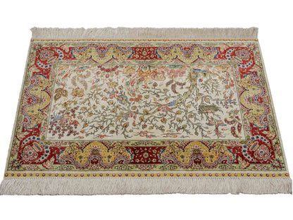 Sehr feiner, handgeknüpfter Khademi Orientteppich mit Ghom Design aus reiner Seide, gold, creme, weiß, rot, beige. 94x62 cm. Vertrieb durch Jupiter Intl.
