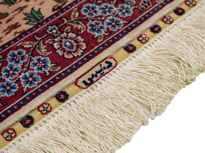 Sehr feiner, handgeknüpfter Khademi Orientteppich mit Ghom Design aus reiner Seide, creme, weiß, rosa. 94x63 cm. Vertrieb durch Jupiter Intl.