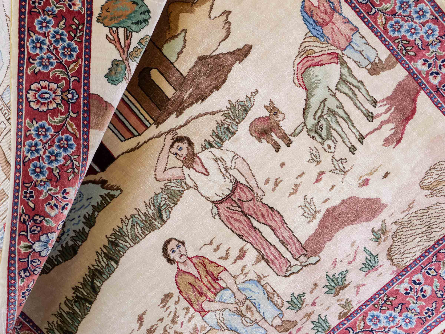 Sehr feiner, handgeknüpfter Khademi Orientteppich mit Ghom Design aus reiner Seide, creme, weiß, rosa. 94x63 cm. Vertrieb durch Jupiter Intl.