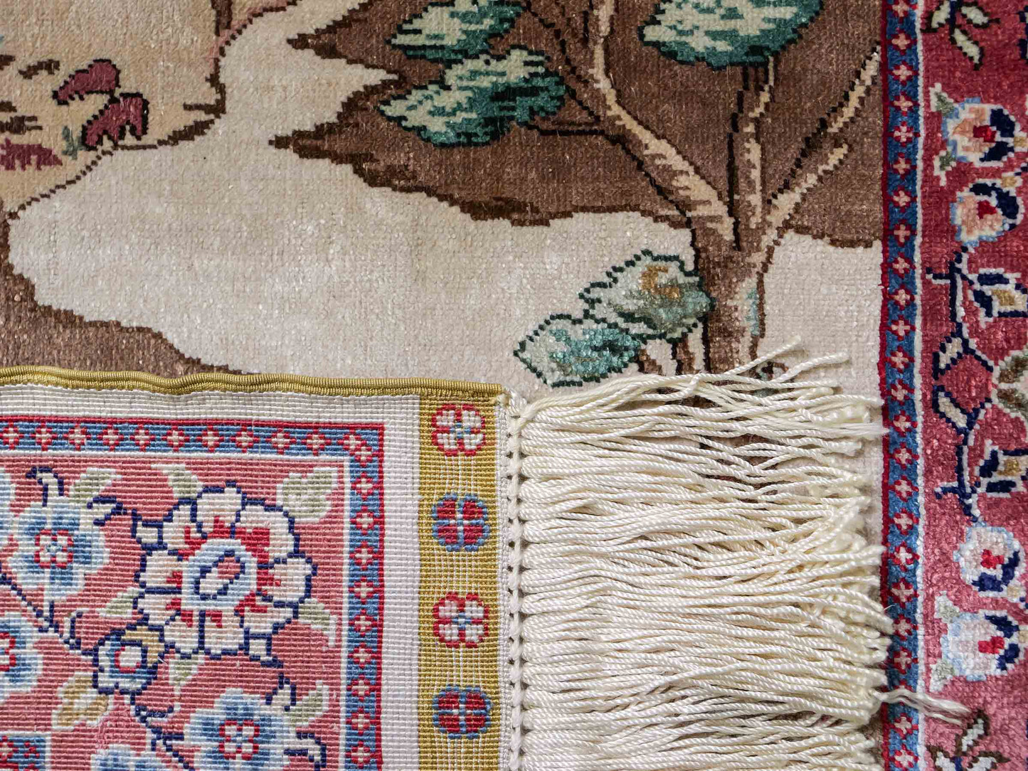 Sehr feiner, handgeknüpfter Khademi Orientteppich mit Ghom Design aus reiner Seide, creme, weiß, rosa. 94x63 cm. Vertrieb durch Jupiter Intl.