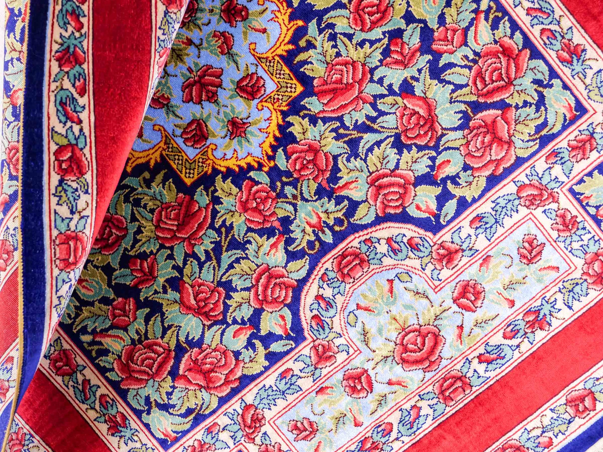 Sehr feiner, handgeknüpfter Khademi Orientteppich mit Ghom Design aus reiner Seide, blau, rot, grün. 94x63 cm. Vertrieb durch Jupiter Intl.