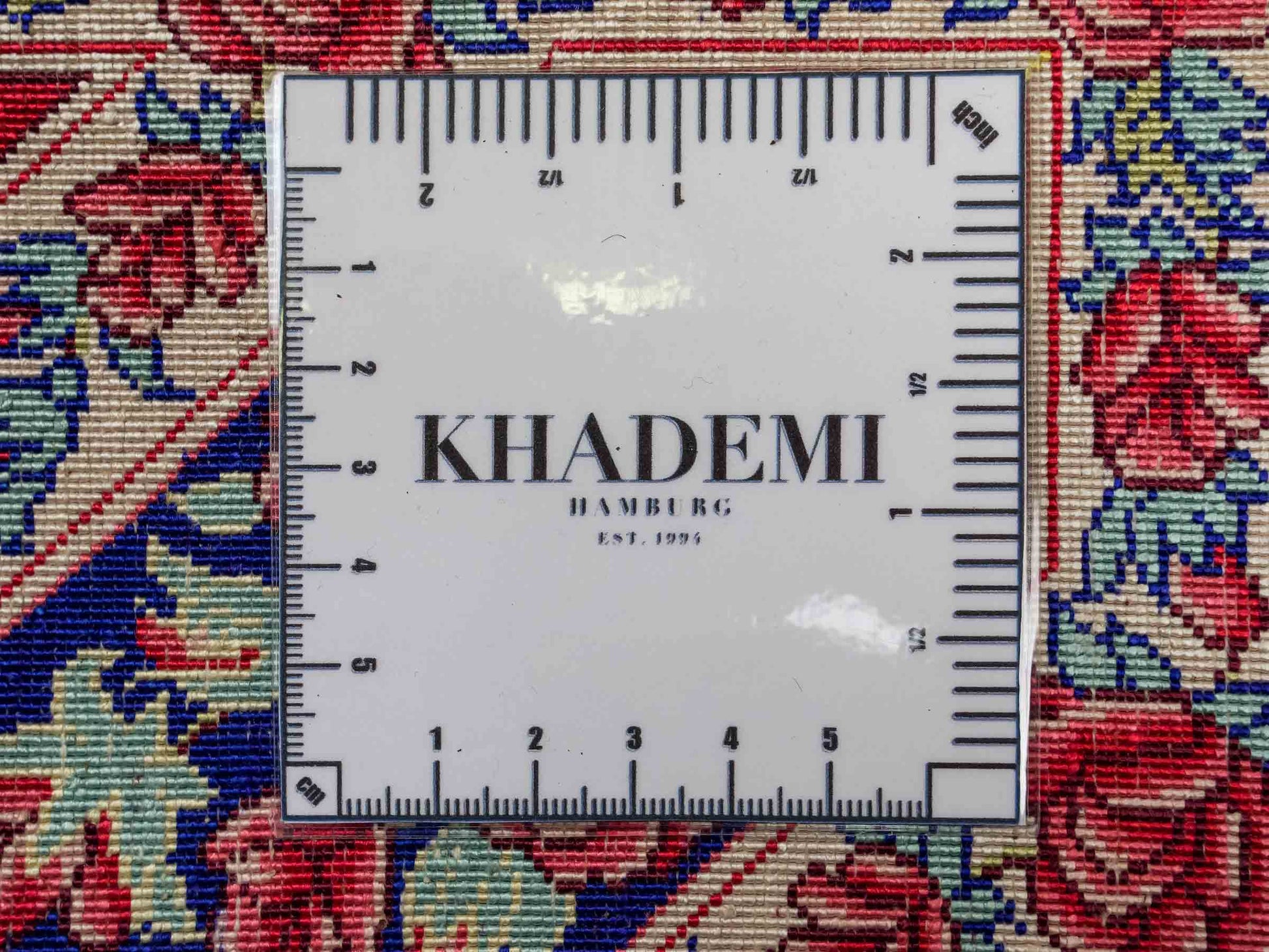 Sehr feiner, handgeknüpfter Khademi Orientteppich mit Ghom Design aus reiner Seide, blau, rot, grün. 94x63 cm. Vertrieb durch Jupiter Intl.