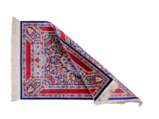 Sehr feiner, handgeknüpfter Khademi Orientteppich mit Ghom Design aus reiner Seide, blau, rot, grün. 94x63 cm. Vertrieb durch Jupiter Intl.
