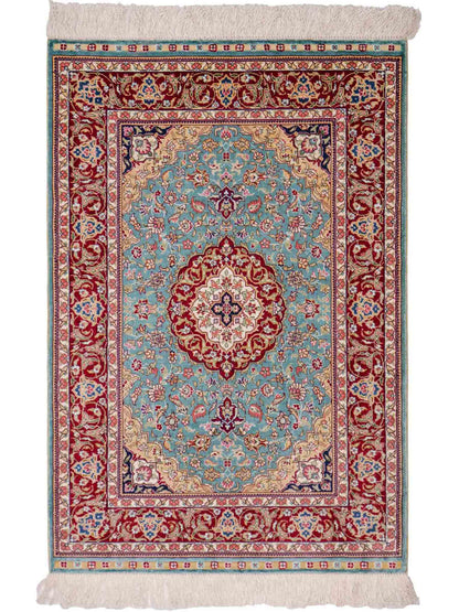 Sehr feiner, handgeknüpfter Khademi Orientteppich mit Ghom Design aus reiner Seide, blau, rot. 94x64 cm. Vertrieb durch Jupiter Intl.