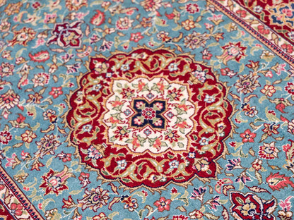 Sehr feiner, handgeknüpfter Khademi Orientteppich mit Ghom Design aus reiner Seide, blau, rot. 94x64 cm. Vertrieb durch Jupiter Intl.