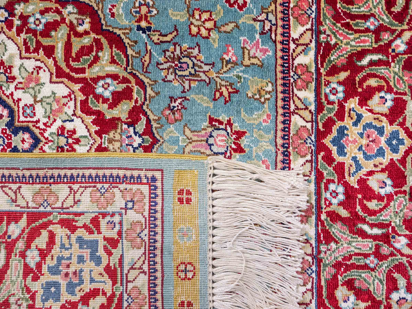 Sehr feiner, handgeknüpfter Khademi Orientteppich mit Ghom Design aus reiner Seide, blau, rot. 94x64 cm. Vertrieb durch Jupiter Intl.