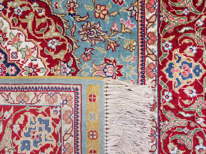 Sehr feiner, handgeknüpfter Khademi Orientteppich mit Ghom Design aus reiner Seide, blau, rot. 94x64 cm. Vertrieb durch Jupiter Intl.