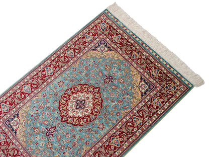 Sehr feiner, handgeknüpfter Khademi Orientteppich mit Ghom Design aus reiner Seide, blau, rot. 94x64 cm. Vertrieb durch Jupiter Intl.