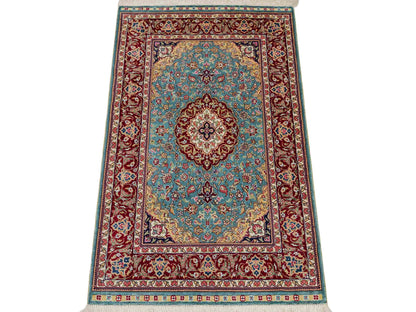 Sehr feiner, handgeknüpfter Khademi Orientteppich mit Ghom Design aus reiner Seide, blau, rot. 94x64 cm. Vertrieb durch Jupiter Intl.