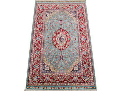 Sehr feiner, handgeknüpfter Khademi Orientteppich mit Ghom Design aus reiner Seide, blau, rot. 94x64 cm. Vertrieb durch Jupiter Intl.