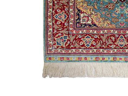 Sehr feiner, handgeknüpfter Khademi Orientteppich mit Ghom Design aus reiner Seide, blau, rot. 94x64 cm. Vertrieb durch Jupiter Intl.