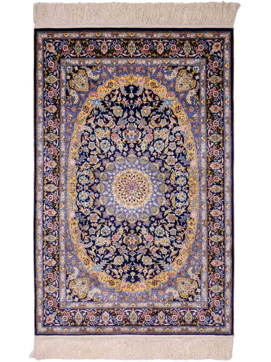 Sehr feiner, handgeknüpfter Khademi Orientteppich mit Ghom Design aus reiner Seide, blau, gelb. 95x62 cm. Vertrieb durch Jupiter Intl.