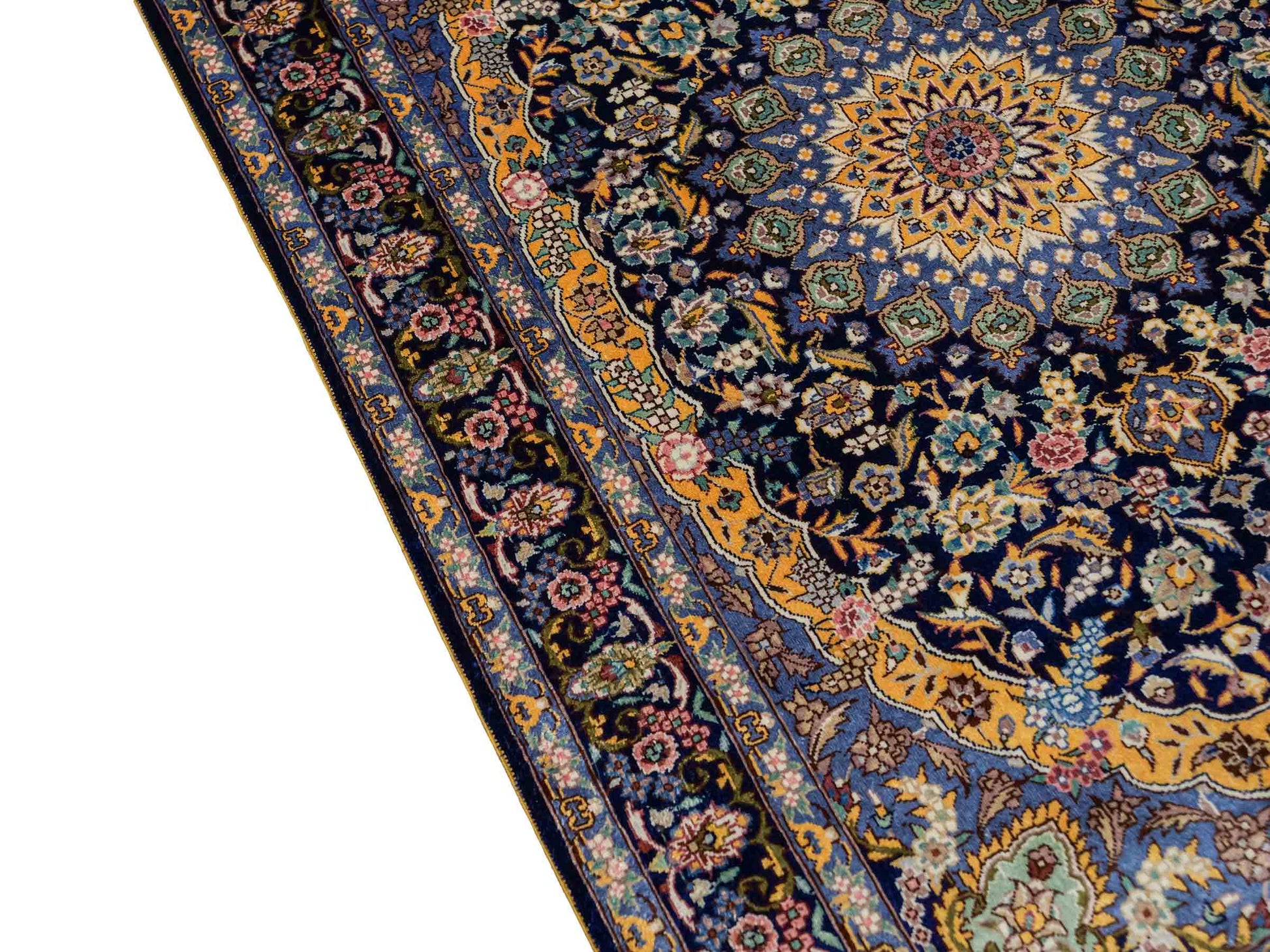 Sehr feiner, handgeknüpfter Khademi Orientteppich mit Ghom Design aus reiner Seide, blau, gelb. 95x62 cm. Vertrieb durch Jupiter Intl.