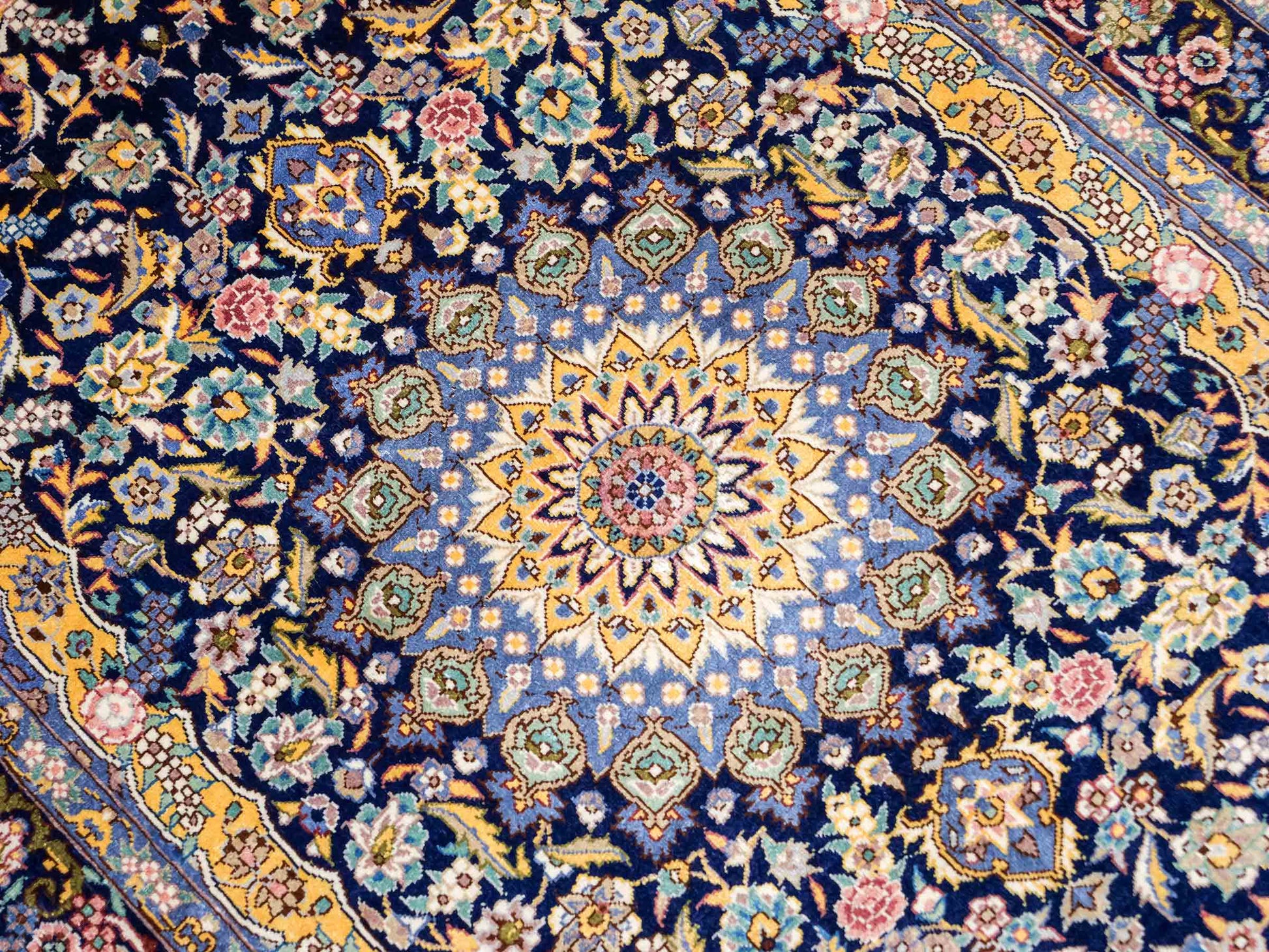 Sehr feiner, handgeknüpfter Khademi Orientteppich mit Ghom Design aus reiner Seide, blau, gelb. 95x62 cm. Vertrieb durch Jupiter Intl.