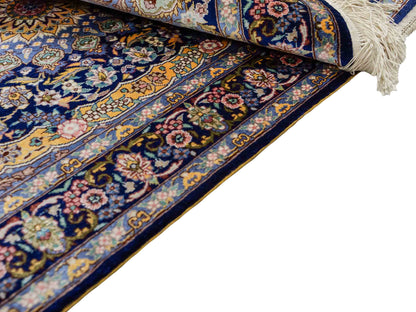 Sehr feiner, handgeknüpfter Khademi Orientteppich mit Ghom Design aus reiner Seide, blau, gelb. 95x62 cm. Vertrieb durch Jupiter Intl.