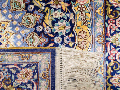 Sehr feiner, handgeknüpfter Khademi Orientteppich mit Ghom Design aus reiner Seide, blau, gelb. 95x62 cm. Vertrieb durch Jupiter Intl.
