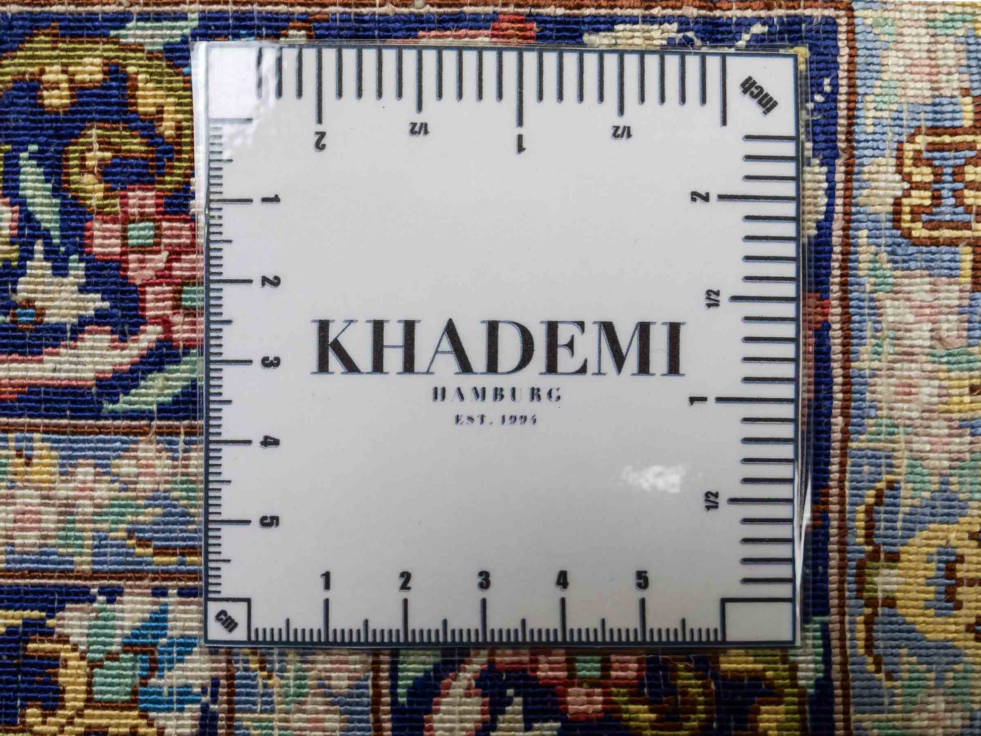 Sehr feiner, handgeknüpfter Khademi Orientteppich mit Ghom Design aus reiner Seide, blau, gelb. 95x62 cm. Vertrieb durch Jupiter Intl.